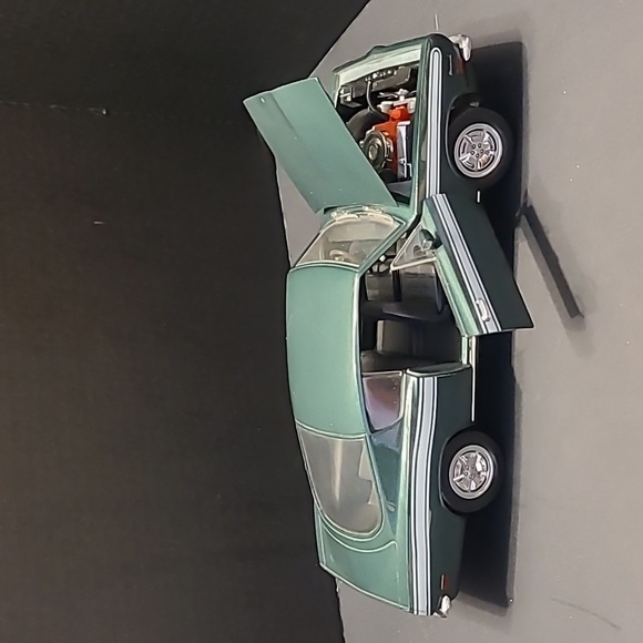 🚘69 Green Plymouth Barracuda 1:18 scale Die Cast collector car - Picture 1 of 11